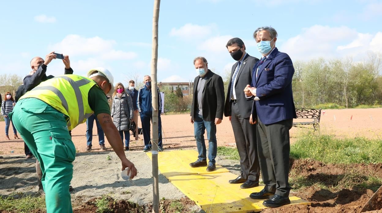 El alcalde de Córdoba, José María Bellido, junto a Salvador Fuentes este martes en el Parque de Levante