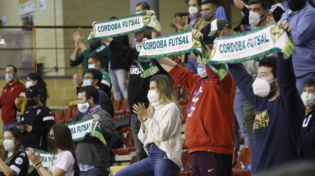 Aficionados del Córdoba Patrimonio, en el último partido en Vista Alegre