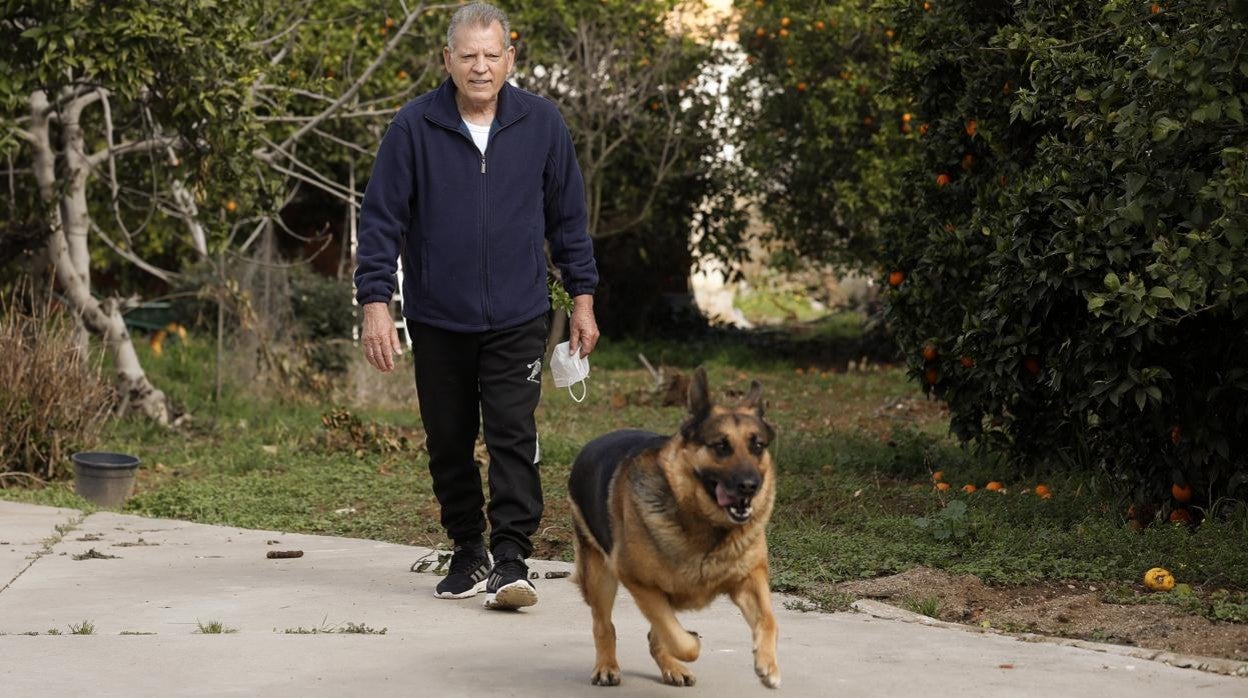 Joaquín Campos, con su perro en su casa de Villarrubia, este martes