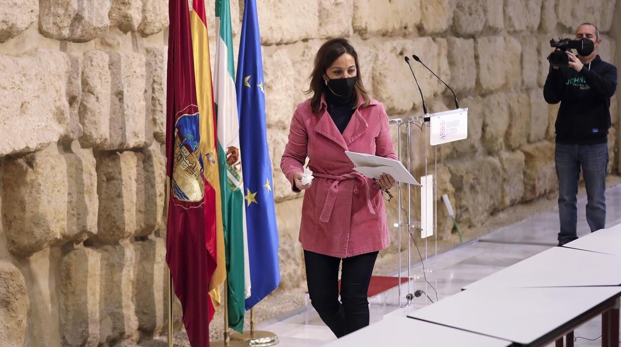 La exalcaldesa de Córdoba Isabel Ambrosio antes de una rueda de prensa