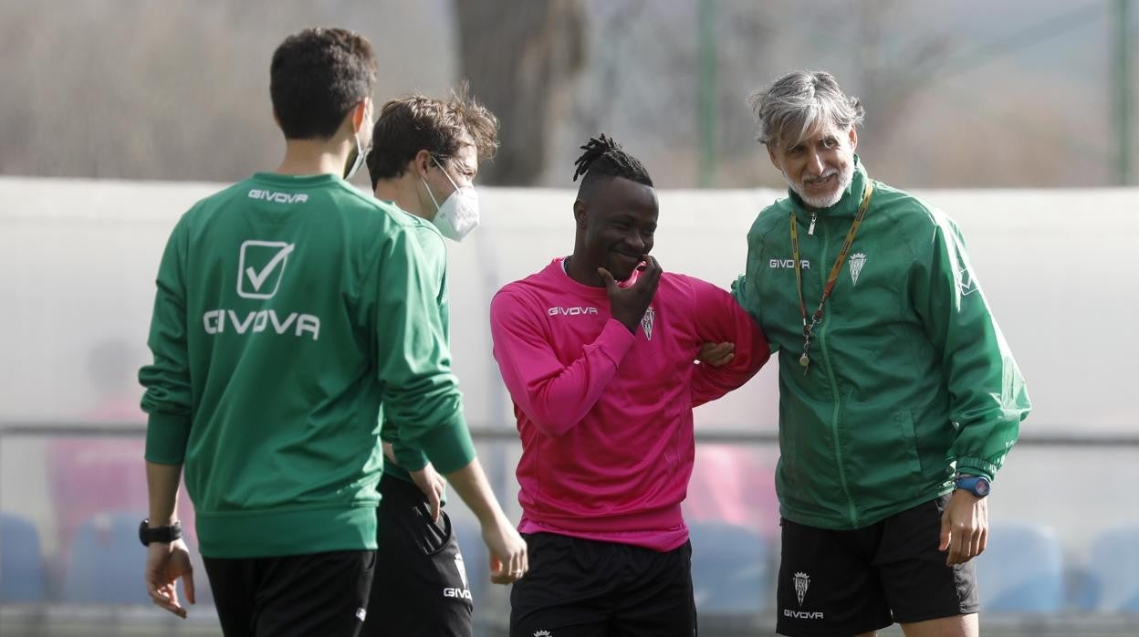 Sidibé diáloga con Pablo Alfaro en un entrenamiento del Córdoba CF