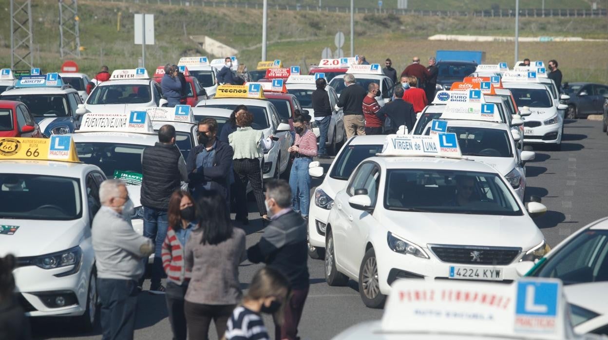 Los coches de autoescuelas de la provincia en la concentración de protesta sobre el sistema de la DGT