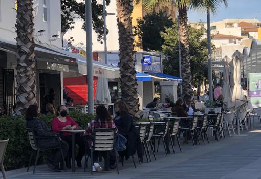 Las terrazas tenían personas tomando café antes de las 18.00 horas