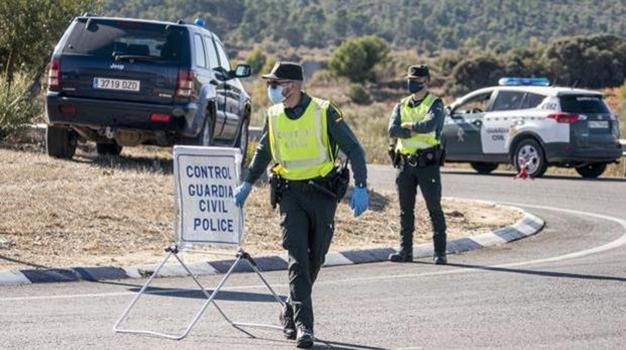 Agentes de la Guardia Civil durante un control en una imagen de archivo