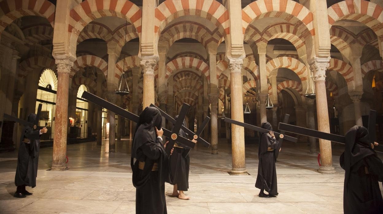 Nazarenos del Santo Sepulcro en la Catedral