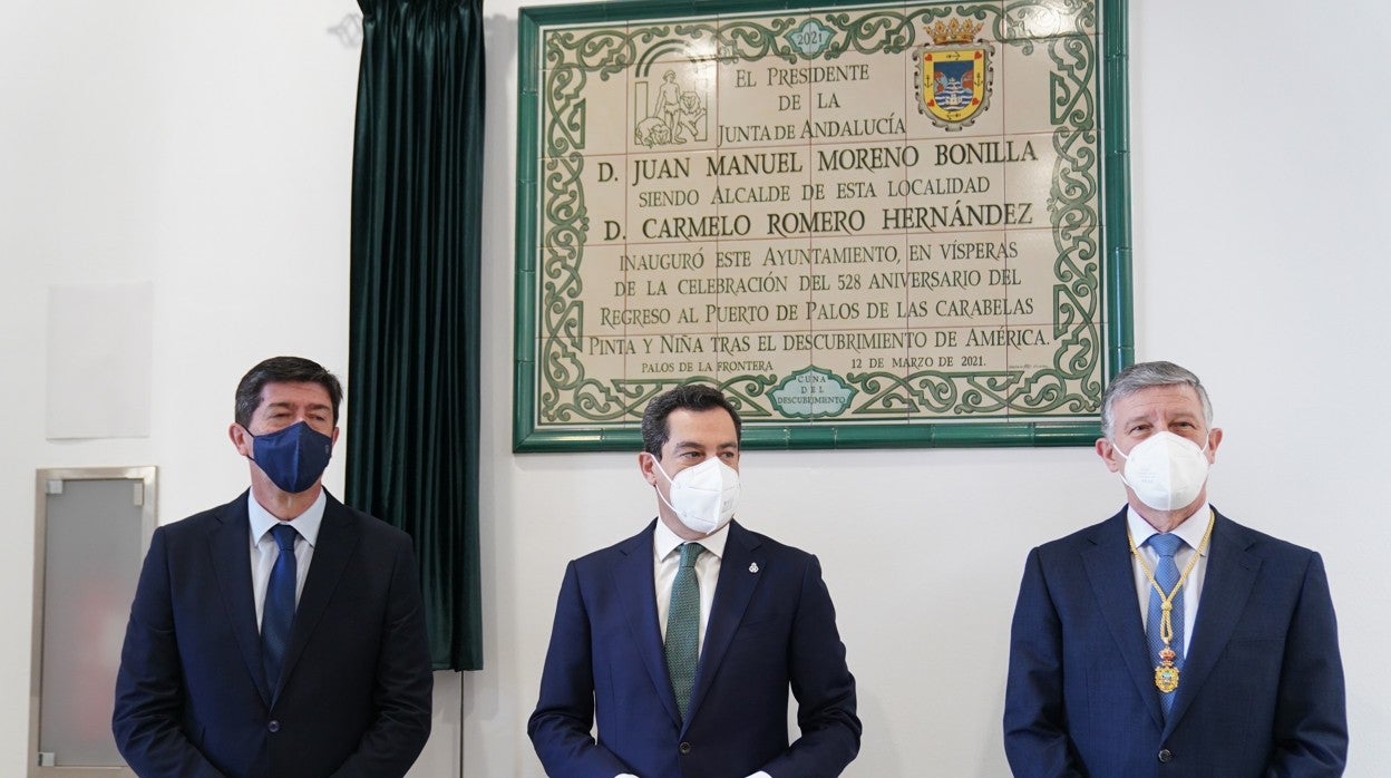 Juan Marín junto al presidente Juanma Moreno y el alcalde de Palos de la Frontera Carmelo Romero