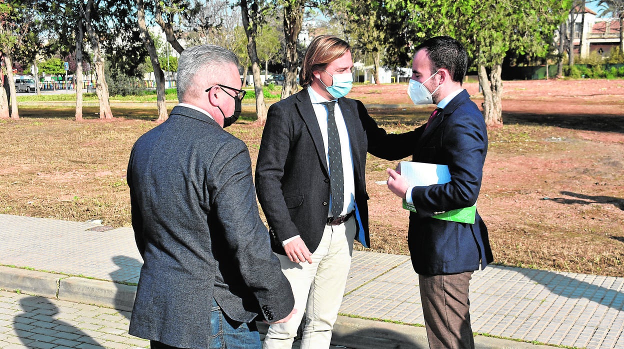 Visita del delegado del Gobierno de la Junta (centro) a Puente Genil