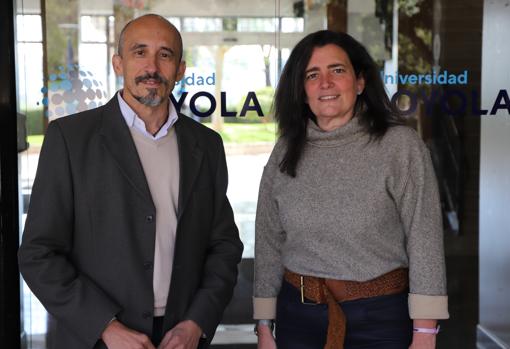 Rafael Araque y María José Montero, en el campus de la Universidad Loyola