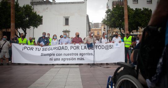 Miembros de la plataforma 'Por su seguridad, por la de todos' en una concentración