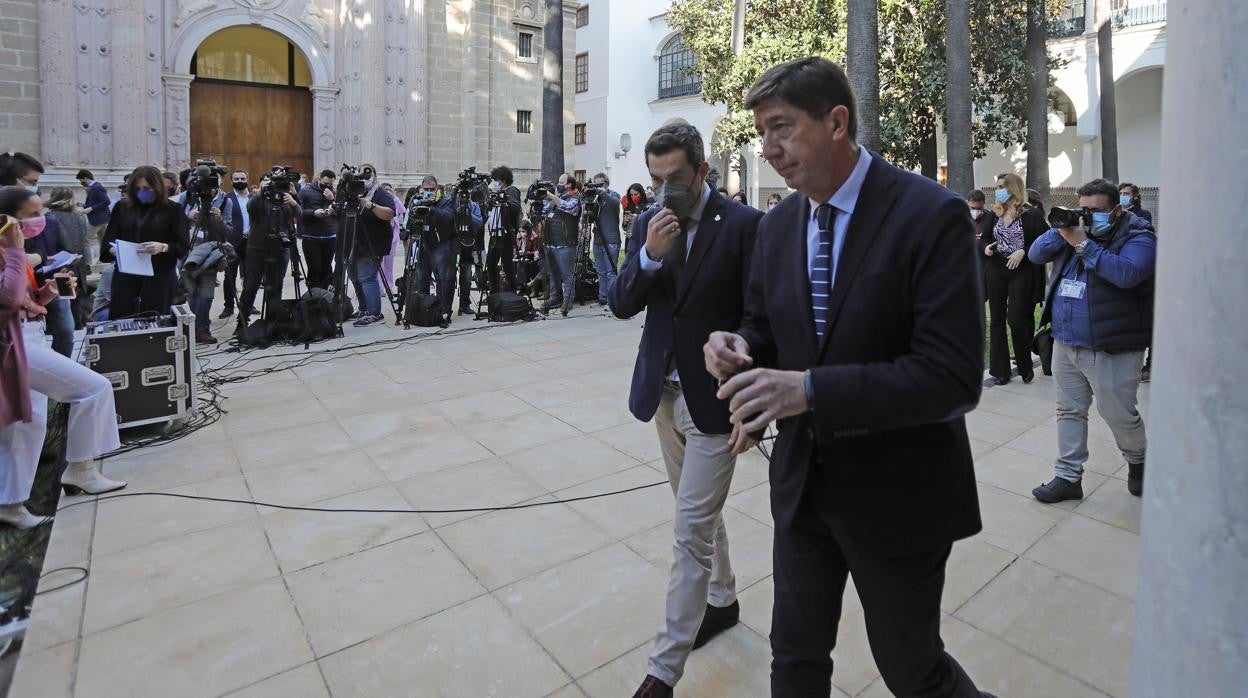 Juanma Moreno y Juan Marín, en el Parlamento