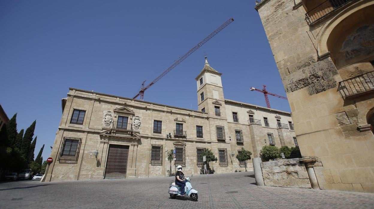 Imagen del entorno de la Mezquita-Catedral, habituamente bullicioso por el turismo, desierto