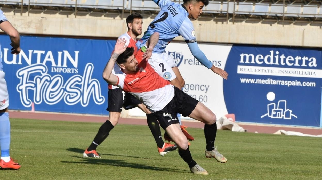 Javi Flores pugna por un balón ante Cova