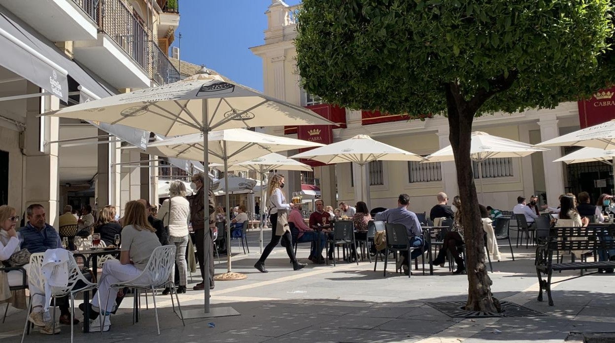 Veladores en una plaza de Cabra