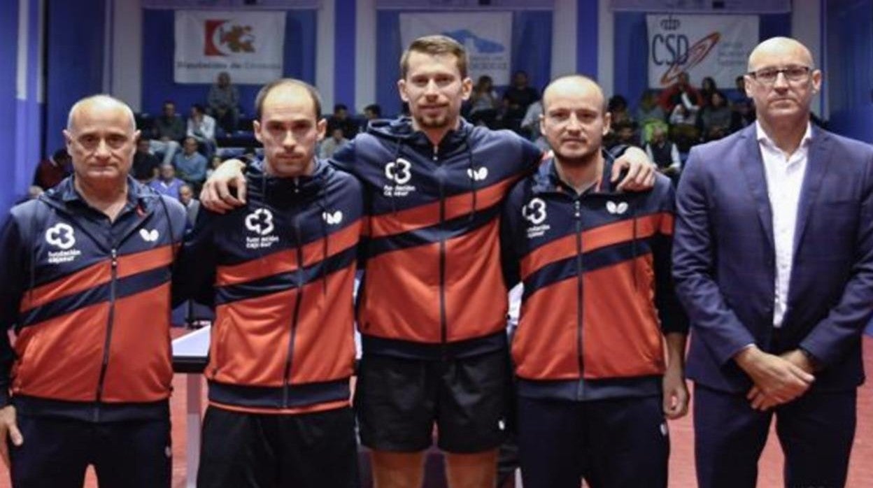 El director técnico del Cajasur Priego, Luis Calvo, a la izquierda junto a componentes de la plantilla