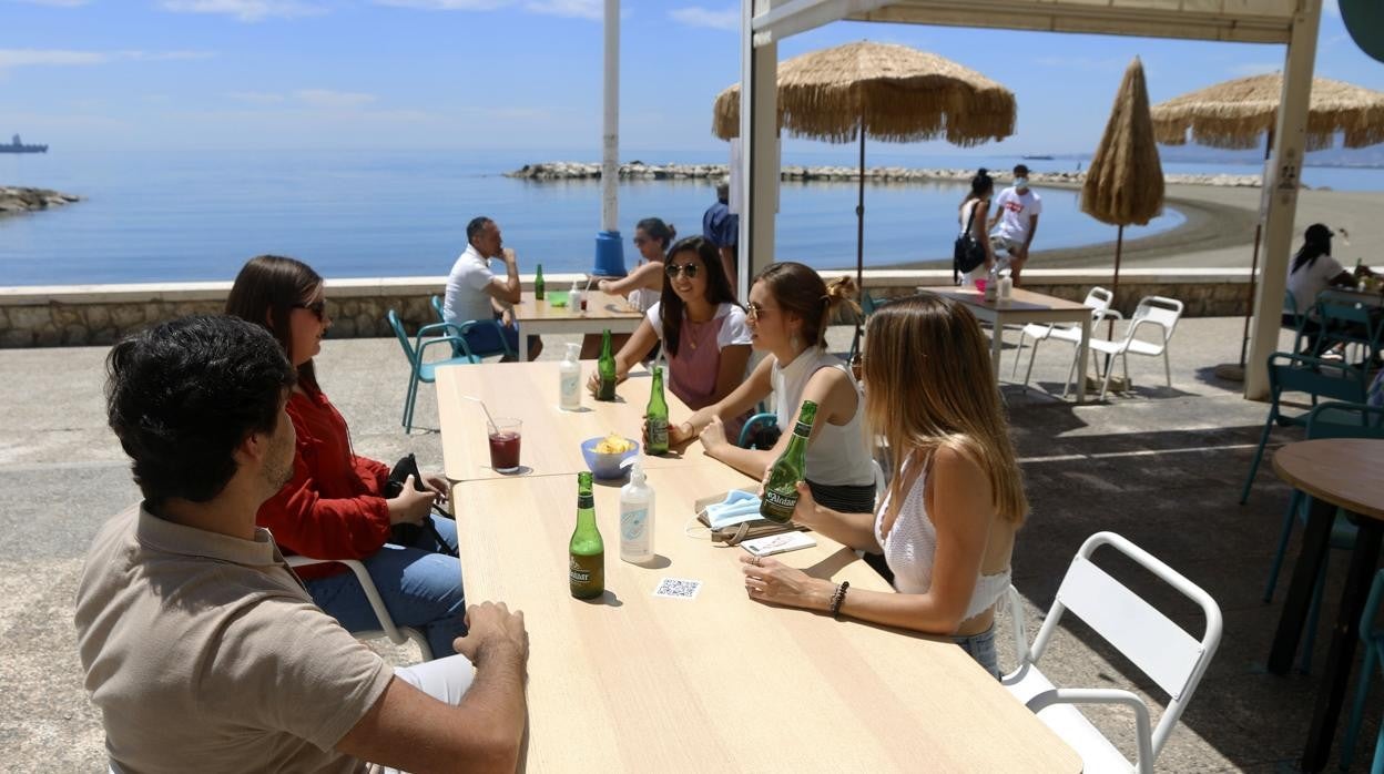 Un grupo de jóvenes, en un chiringuito de Málaga