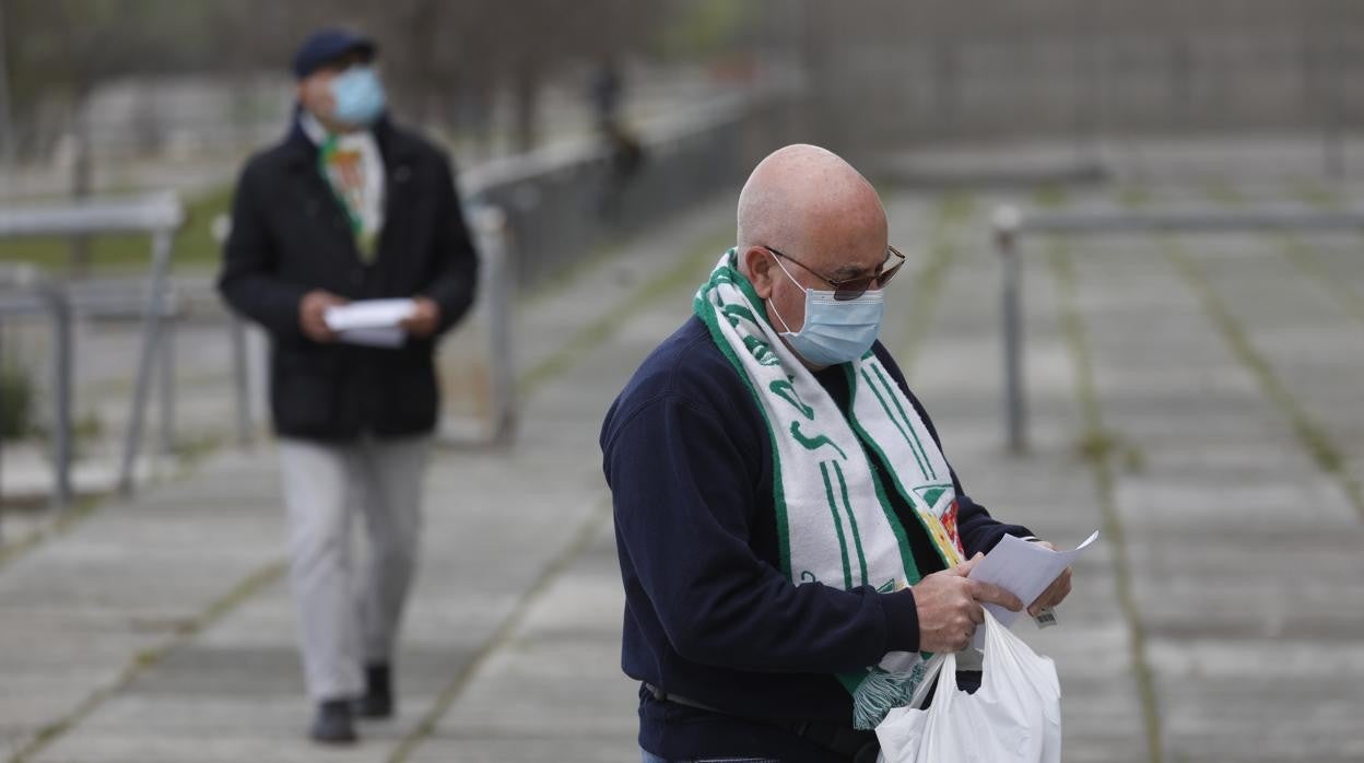 Aficionados del Córdoba CF antes del partido contra el Real Murcia