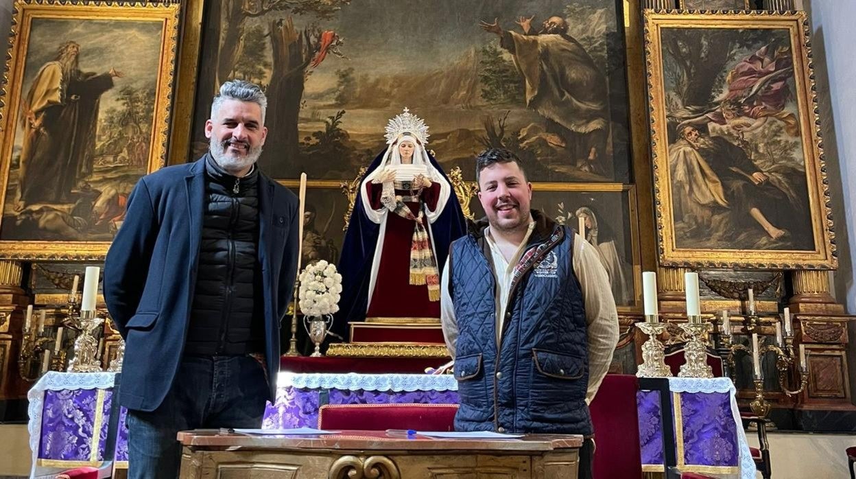 Manuel Luque y el hermano mayor, Rafael Cano, tras la firma del contrato