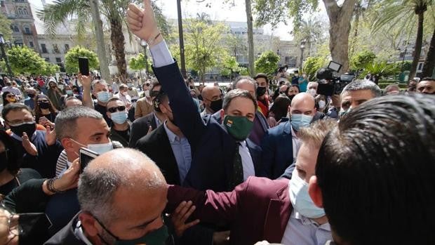 Abascal convierte su rueda de prensa en Sevilla en un mitin para advertir a Moreno del «puñal» de Cs