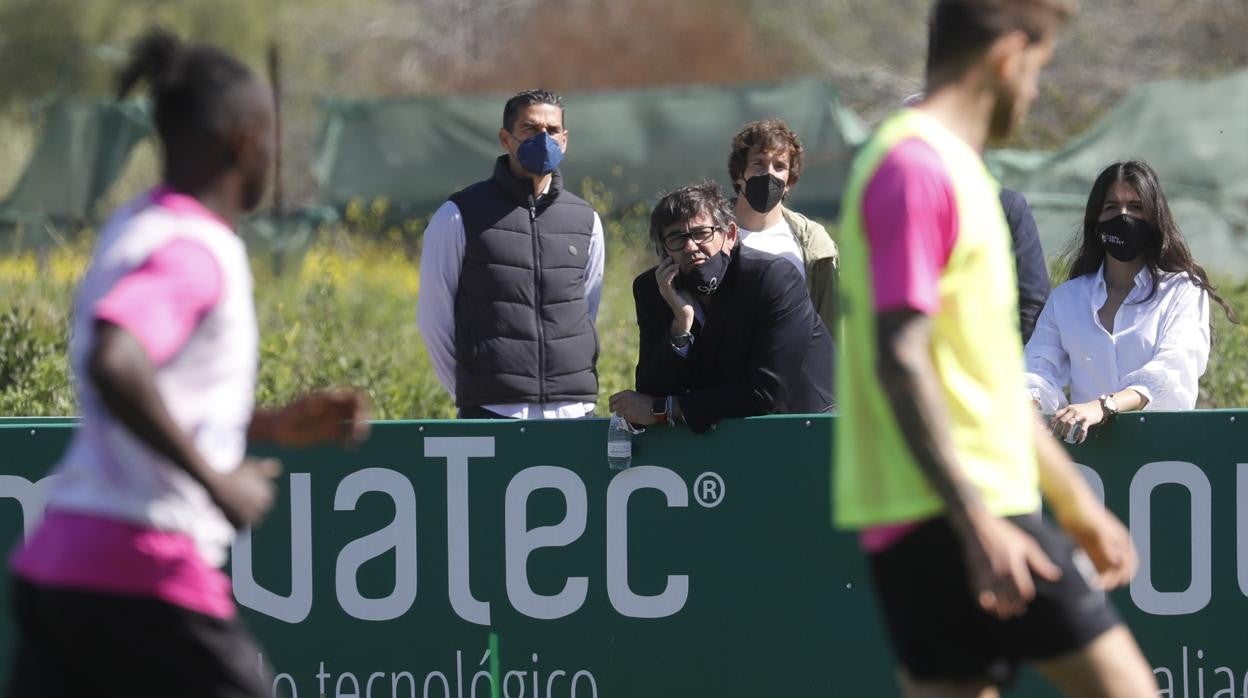 El consejero delegado del Córdoba, Javier González Calvo, en el entreno de este miércoles