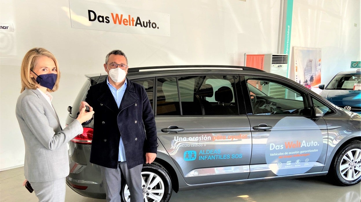 Fancisco Javier González recoge las llaves del coche de manos de Cristina Gil, de GIlauto