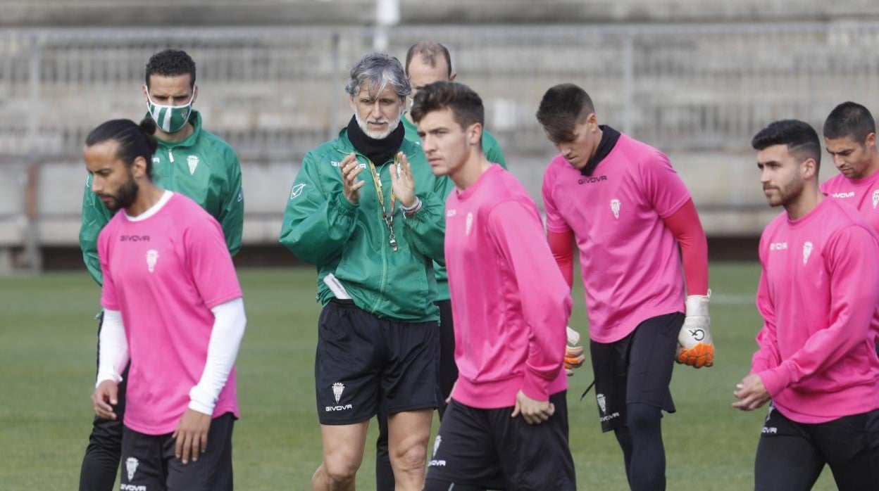 El pivote Alberto del Moral, delante de Alfaro, en un entrenamiento en la Ciudad Deportiva