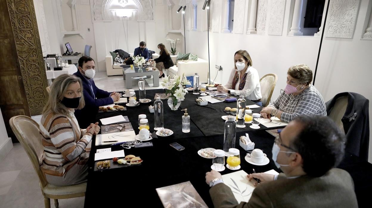 Isabel Albás, Francisco Martínez, Blanca Torrent, Olga Caballero y Luis Miranda, en el Desayuno de Redacción