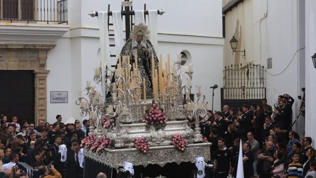 'Cuatro siglos de perla y plata', el impresionante patrimonio de la hermandad del Santo Entierro