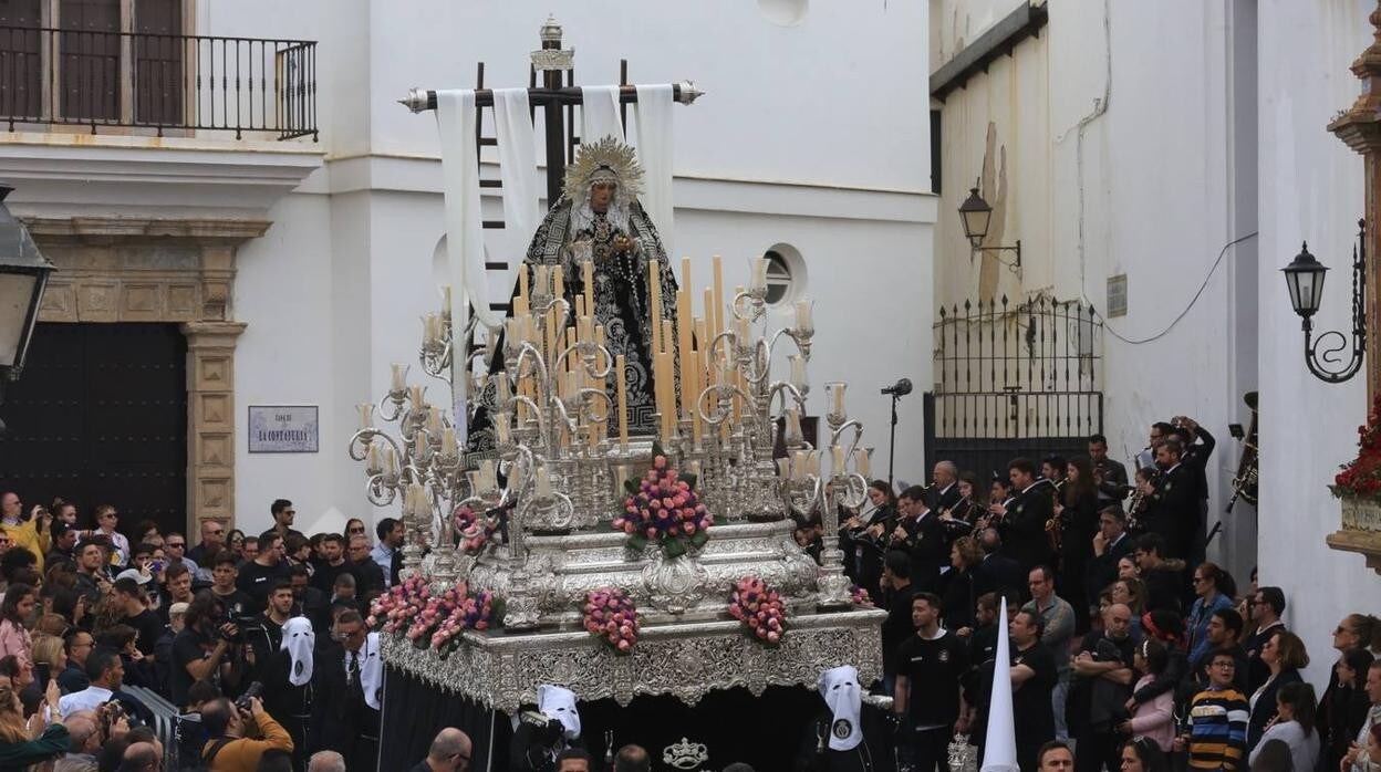Paso de Nuestra Señora de la Soledad el Sábado Santo de 2019