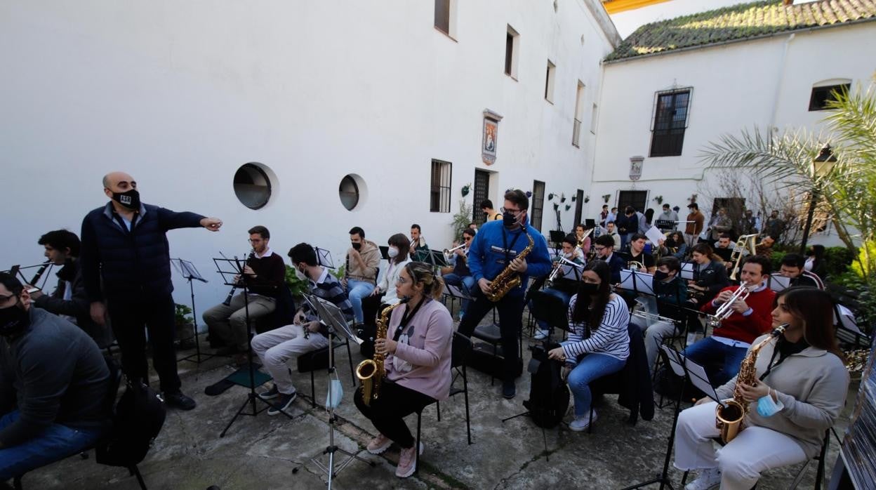 El director de la banda de música María Santísima de la Esperanza da instrucciones a sus músicos