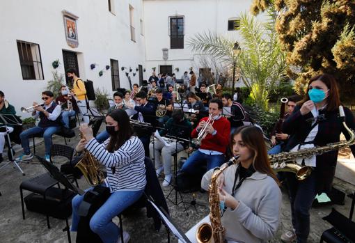 Los músicos de la Esperanza, durante el ensayo en Capuchinos