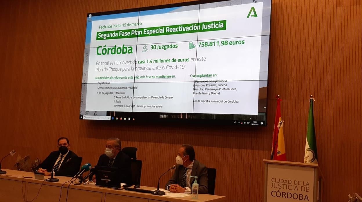 El director general de la Oficina Judicial y Fiscal de la Junta de Andalucía, Carlos Rodríguez Sierra, en el centro