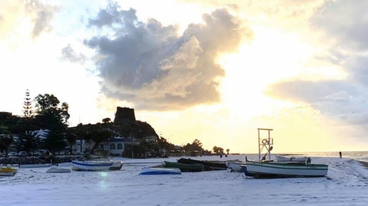 Playa de Benajarafe blanca por la granizada