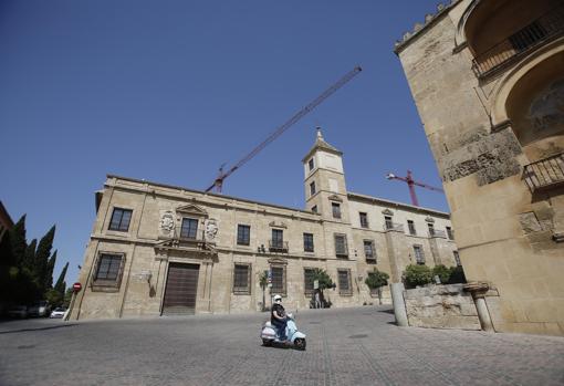 Desértica imagen del entorno de la Mezquita-Catedral este verano