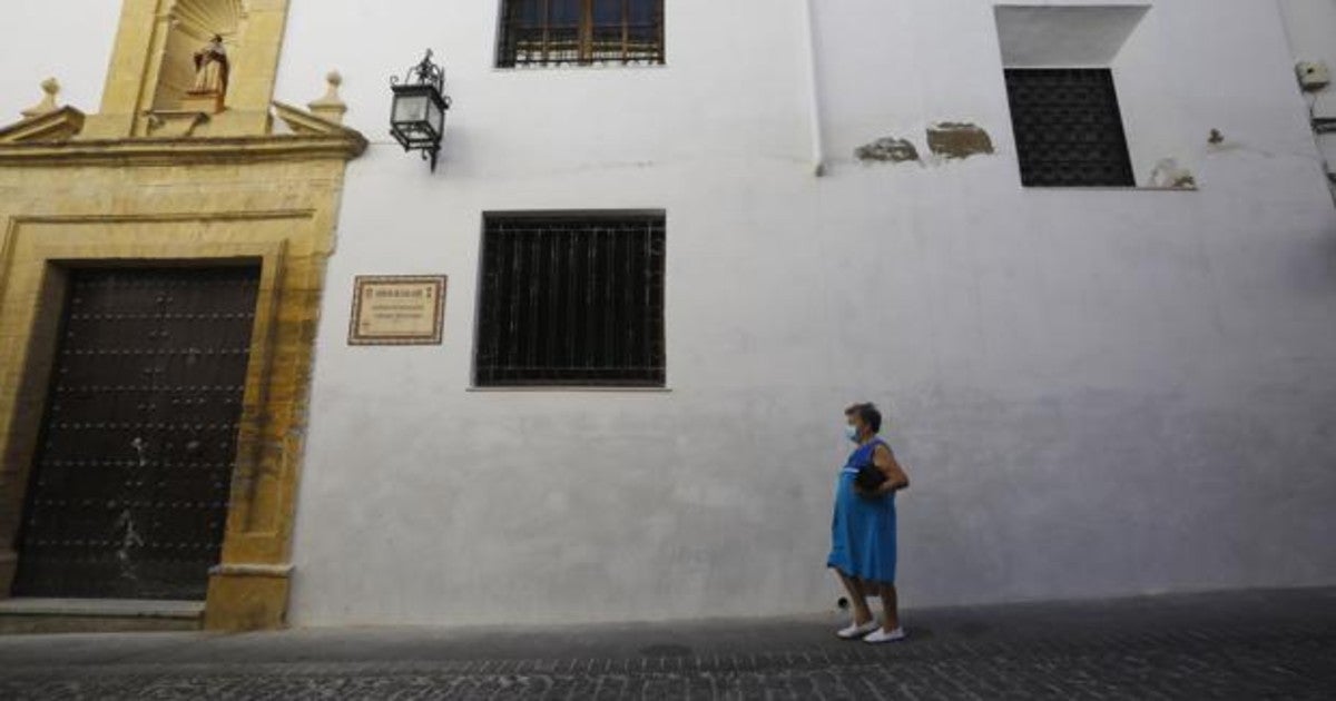 Unav ecina pasea delante de una iglesia en La Rambla este pasado verano