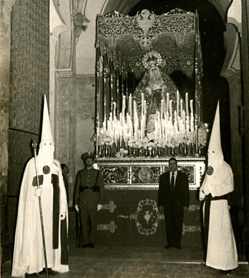 El paso de la Virgen de las Lágrimas bajo la Puerta del Perdón, cuando la carrera oficial pasó por la Mezquita-Catedral en la década de 1960