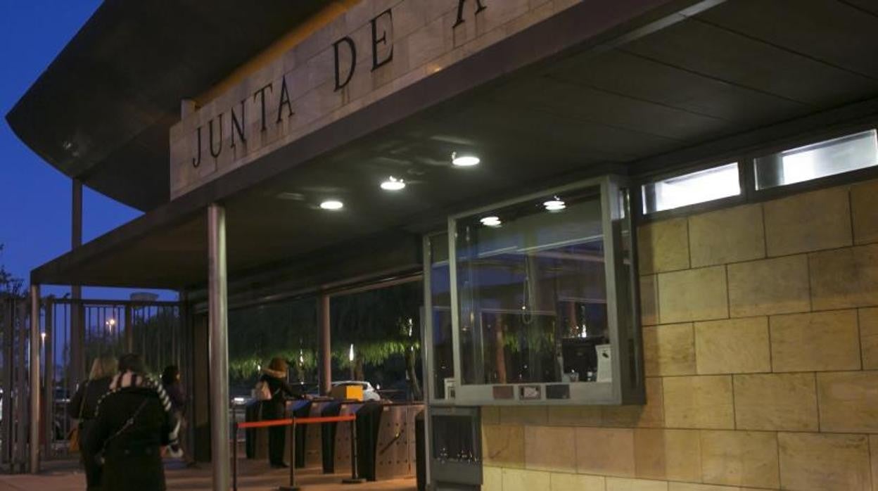 Funcionarios de la Junta entran por la mañana a Torre Triana