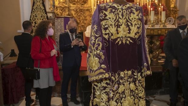 Rosas, lirios y espinas en hilos de oro en la nueva túnica del Señor de la Pasión de Córdoba