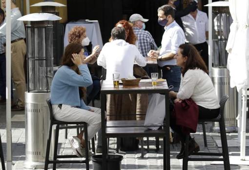 La reuniones pueden ser de seis personas en el exterior y de cuatro en el interior de los establecimientos