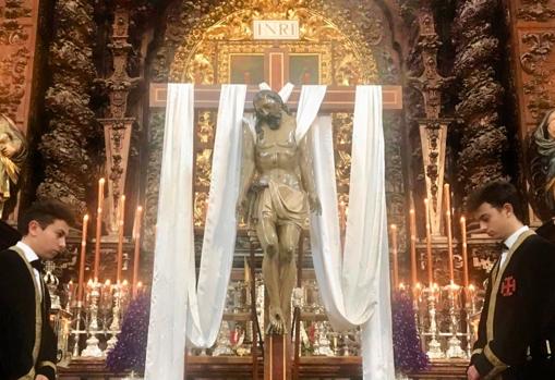 El Señor del Santo Sepulcro, en su veneración pública en La Compañía