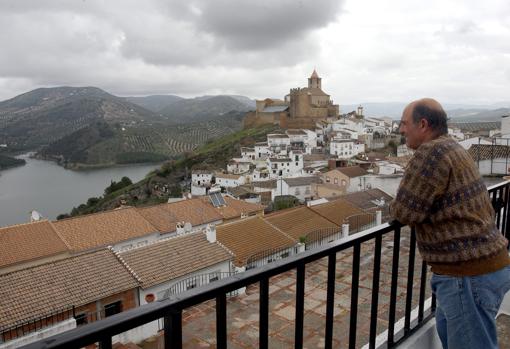 Un hombre observa el Pantano de Iznájar desde la zona alta del municipio