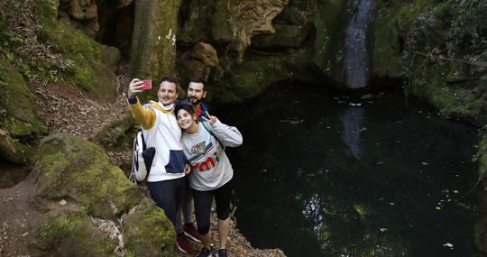 Un grupo de visitantes en los Baños de Popea el sábado