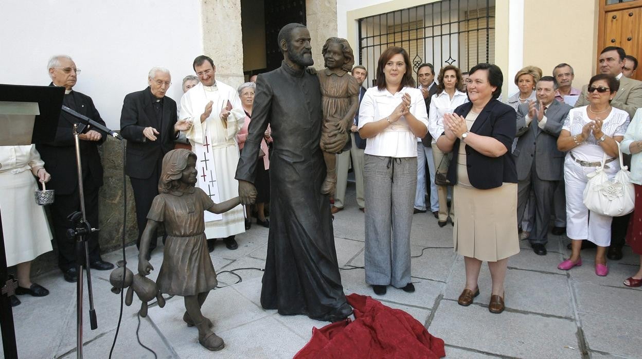 Inauguración de la escultura del padre Cosme, en la plaza de las Cañas de Córdoba