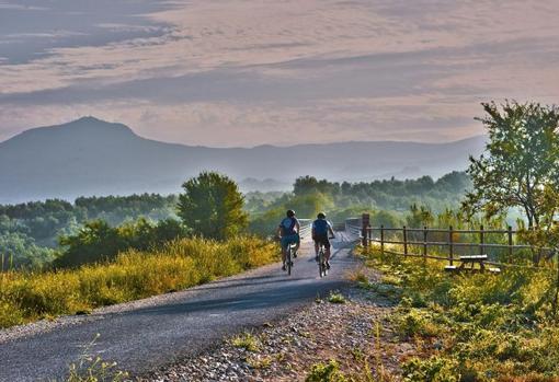 Dos ciclistas en la Vía Verde del Aceite