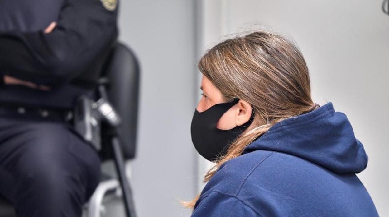 Ana María B. L., la mujer acusada de asfixiar hasta la muerte a su hijo Sergio en Huércal de Almería escucha el veredicto durante la sesión celebrada en la audiencia provincial de Almería