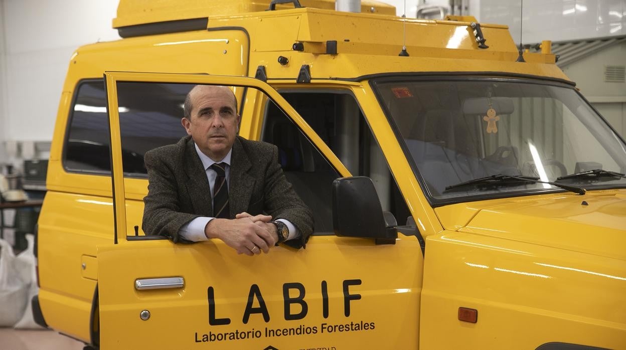 Francisco Rodríguez Silva, en un vehículo del Laboratorio de Incendios Forestales