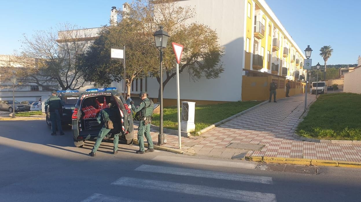 Agentes de la Guardia Civil, en uno de los registros que realizan en Los Barrios