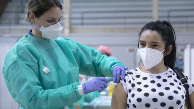 Andalucía exige al Gobierno un millón de dosis de la vacuna contra el coronavirus de Janssen