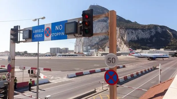 Gibraltar mantiene las restricciones en su aeropuerto por el Covid