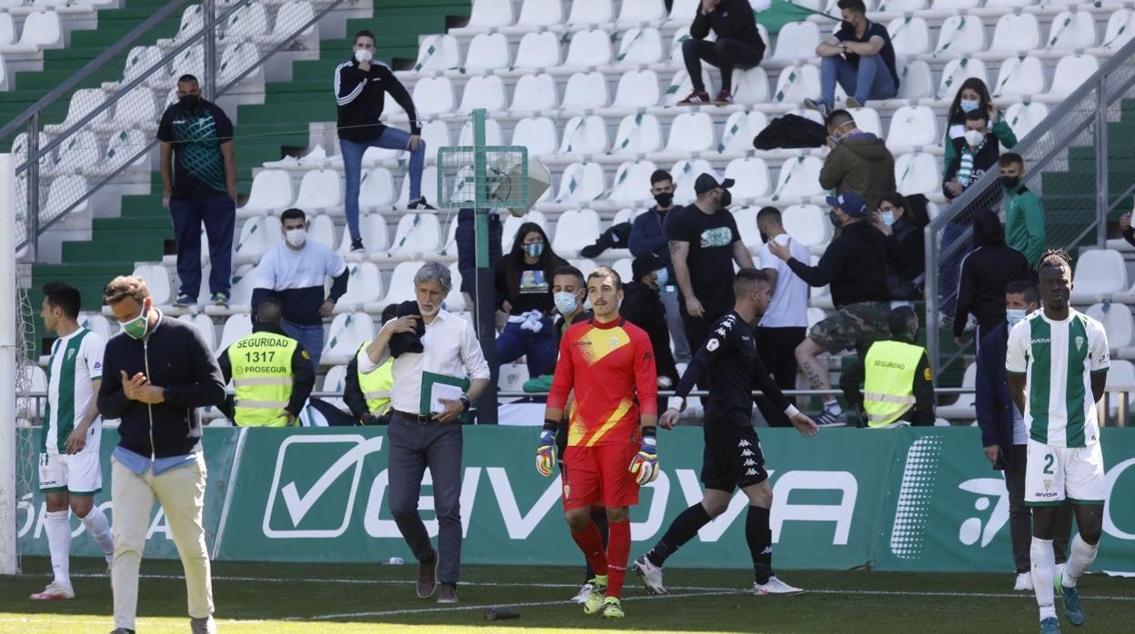 La decepción de los jugadores del Córdoba, tras perder el domingo ante el Betis Deportivo