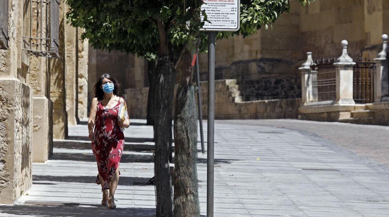 Una mujer pasa por el entorno de la Mezquita-Catedral de Córdoba